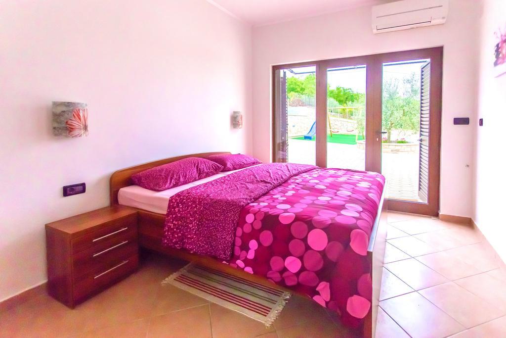 Villa Lara Karojba Oda fotoğraf